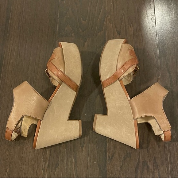 Micheal Kors Suede Tan Wedges - Picture 7 of 9